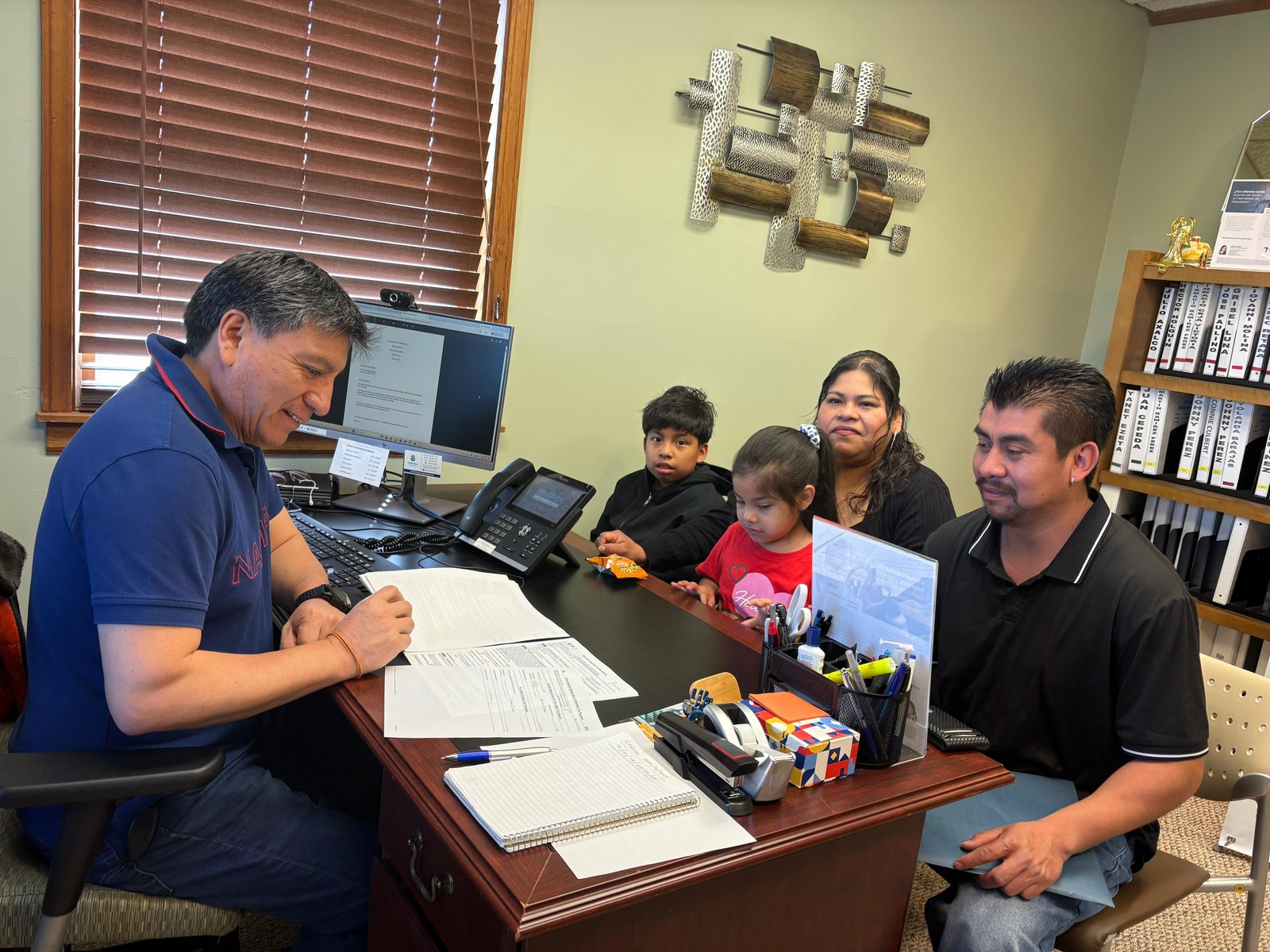 Familia siendo atendida por un asesor de Casa Consuelo